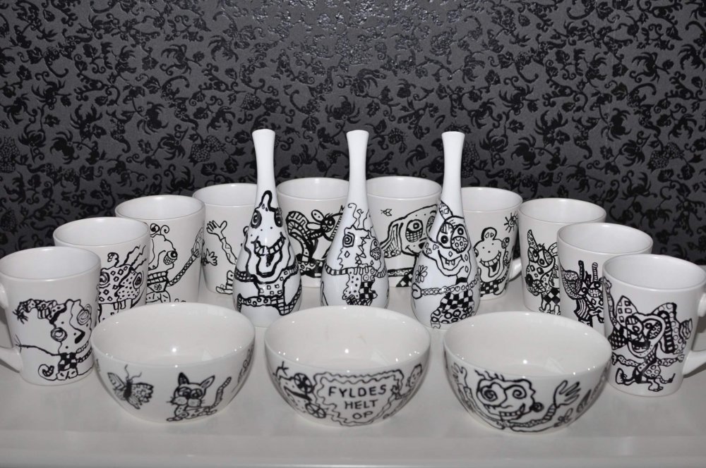 Hvidt porcelæn med sort håndtegnet Galleri-HJ streg Hvidt porcelæn med håndtegnet sort Galleri-HJ streg